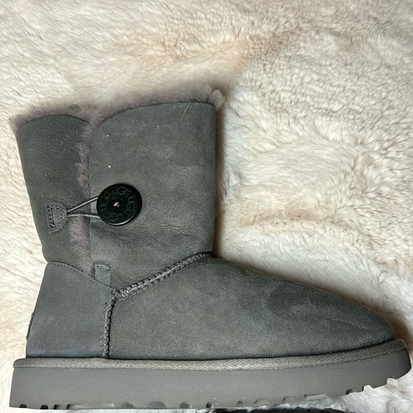 UGG Women’s Bailey Button II Boot - Picture 16 of 17